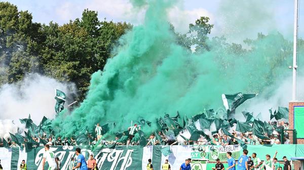 Vor Beginn der zweiten Halbzeit zünden die Fürth-Fans dann die Pyrotechnik, die sie sich vor dem Spiel offenbar noch verkniffen haben.