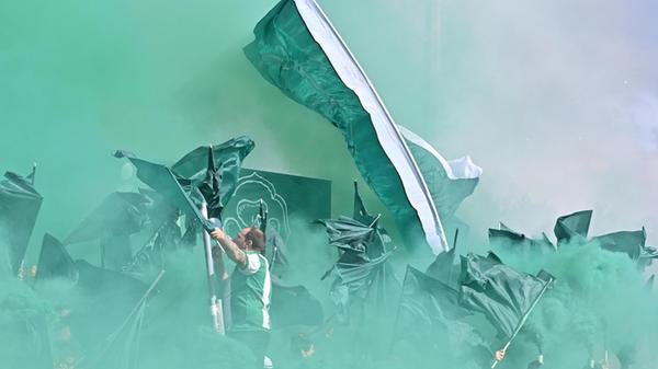 Dichter Rauch zieht kurz durch das kleine Stadion.