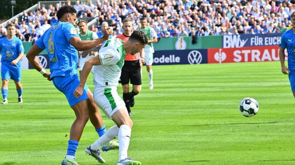 In Hälfte zwei fängt Dedovic eeinen Freistoß von Julian Green aus aussichtsreicher Position ab, danach ist er zur Stelle, als Branimir Hrgota allein vor ihm auftaucht.