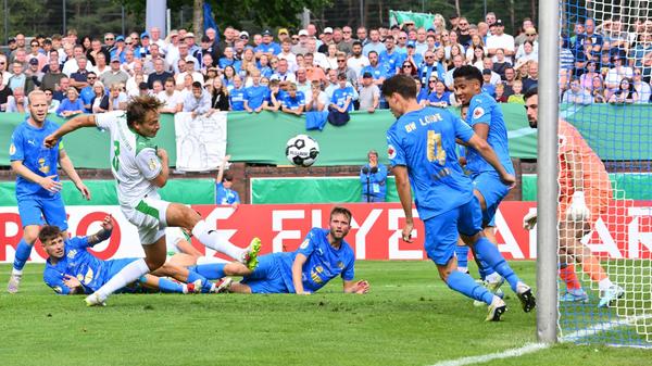 Schließlich ist es Mathias Olesen, der die Fürther auf dem Platz und den Tribünen aufatmen lässt. Nach einer Ecke entsteht ein Durcheinander im Lohner Strafraum, die Gastgeber bekommen den Ball nicht geklärt. Irgendwie gelangt er dann zu Olesen, der ihn zum 1:0 über die Linie bugsiert.