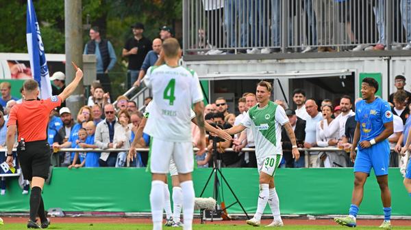 Im Anschluss tut sich der Regionalligist immer schwerer, sich zu entlasten und zu eigenen Chancen zu kommen. Und dann wird es auch noch richtig bitter. Nach einer harten Entscheidung sieht Johannes Sabah Gelb-Rot und muss vom Platz.
