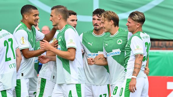 Der darauffolgende Freistoß landet bei Noah König, der zum 2:0 einköpft und damit den Deckel drauf macht.