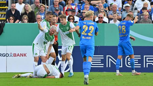 Am Ende wird es dann nochmal wild. Malte Wengerowski kommt in der Nachspielzeit im Zweikampf mit Klaus zu spät und trifft ihn blöd. Schiri Weller zeigt Rot, Klaus wird draußen behandelt, während die restliche Spielzeit abläuft.