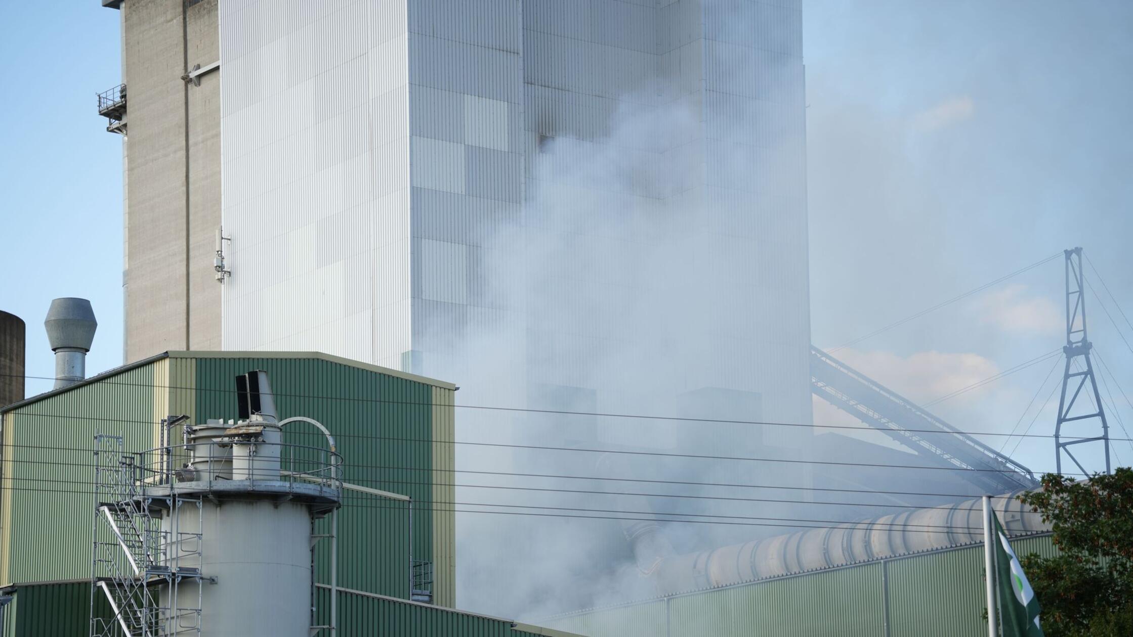 Brand in Lagerhalle von Zementwerk: Staatsstraße gesperrt