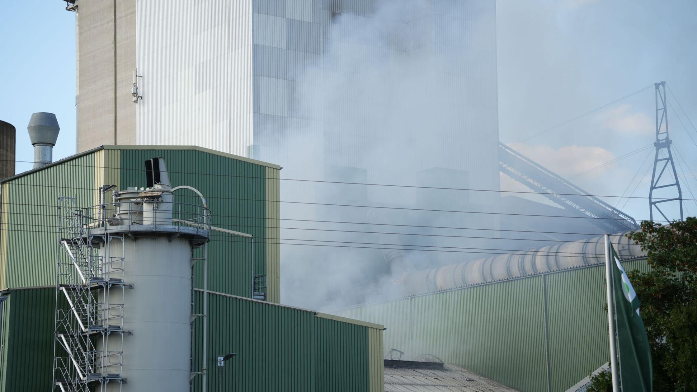 Ursache für Brand in Zementfabrik noch unklar