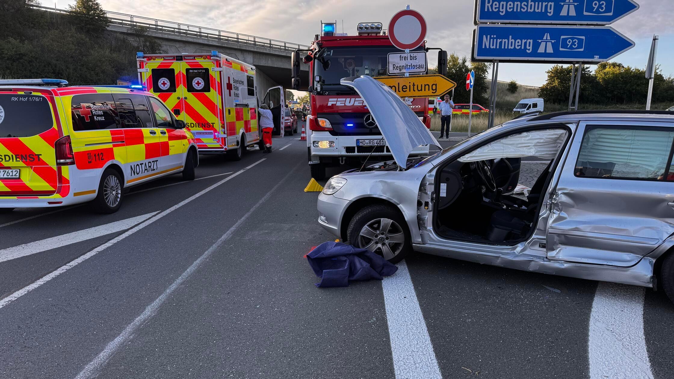 Plötzliches Wendemanöver auf Autobahnauffahrt in Franken: Autofahrer bei Kollision mit Lkw verletzt