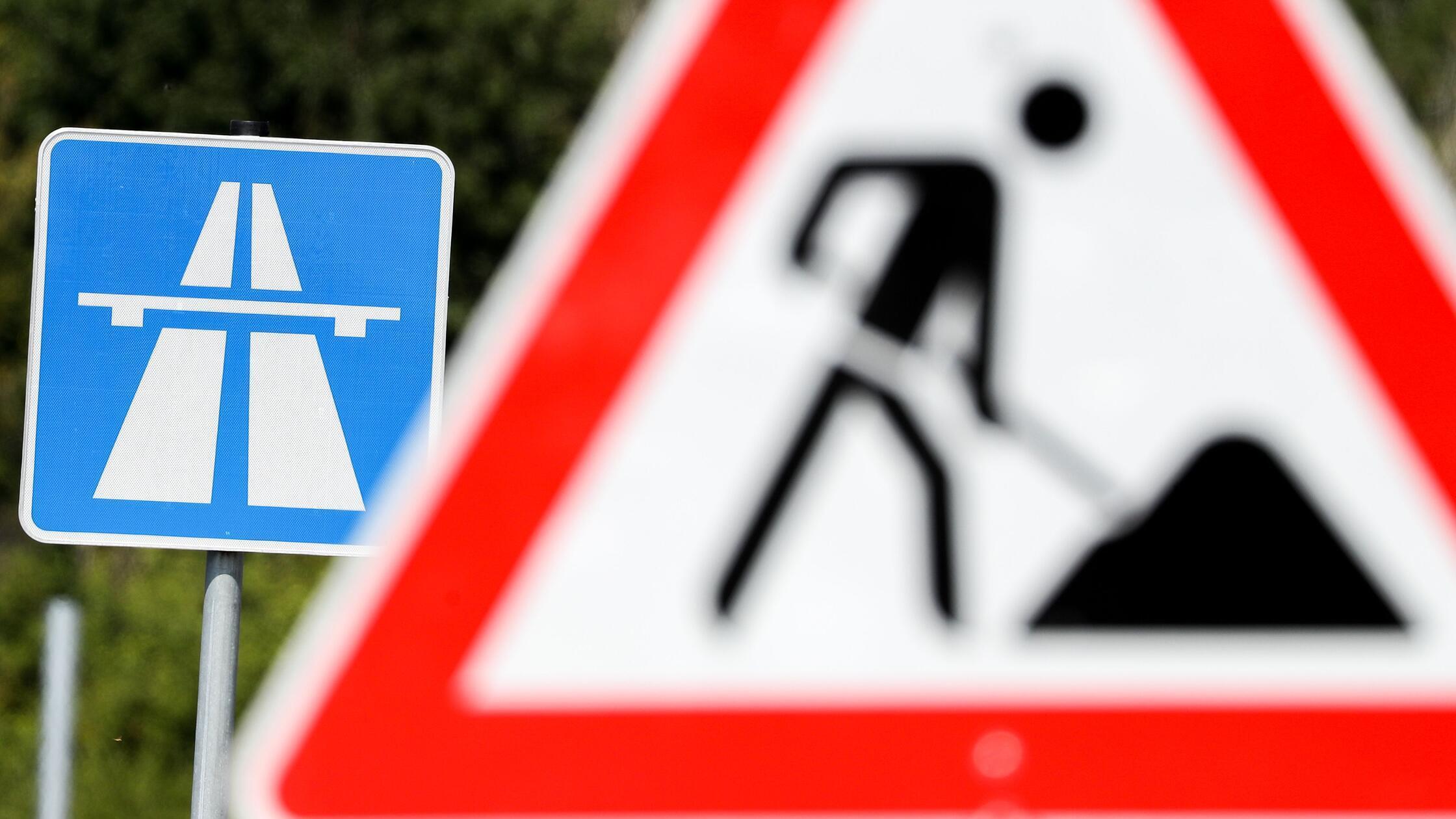 ARCHIV - 18.07.2019, Sachsen, Borna: Ein Schild we