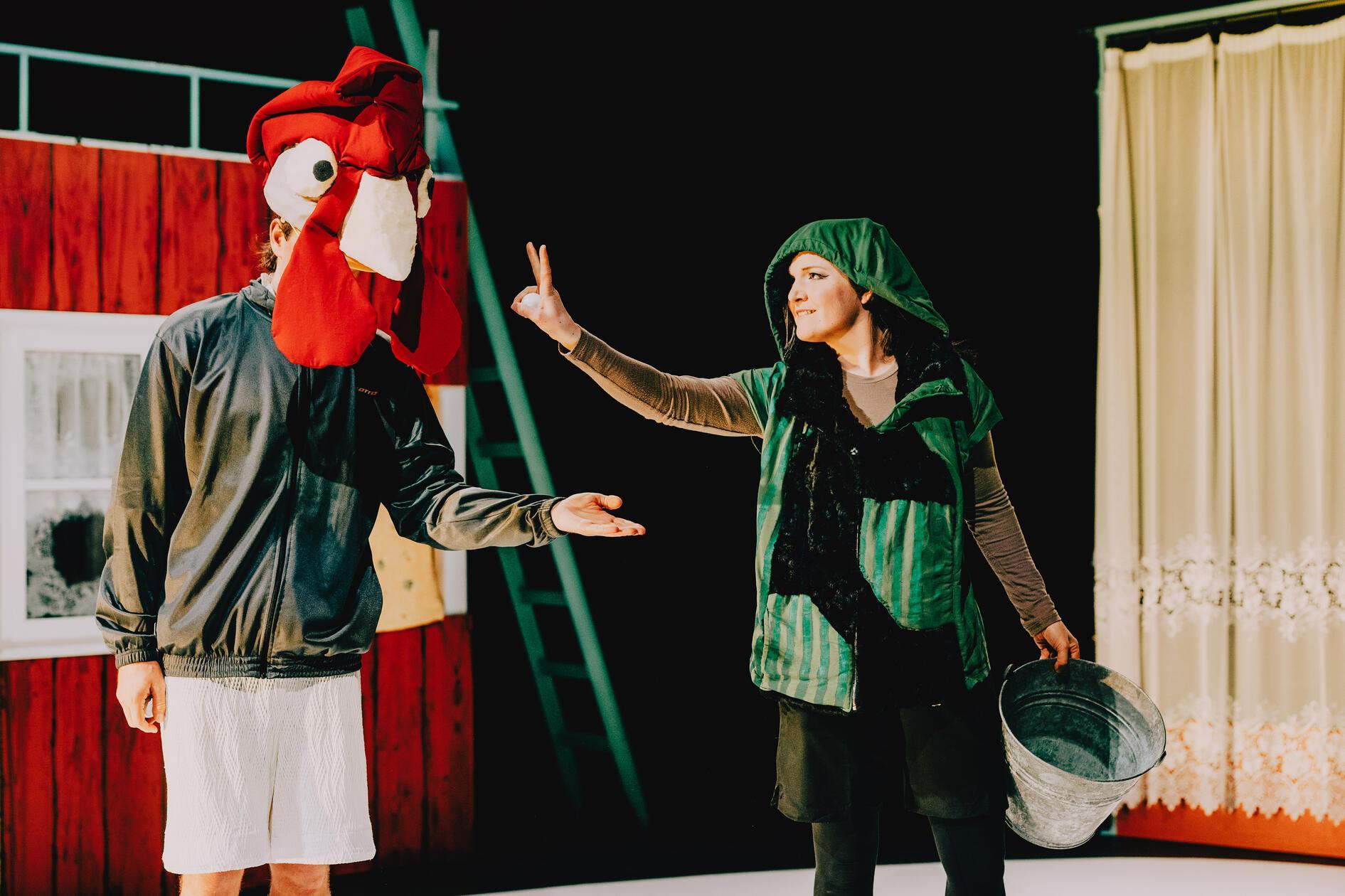 Das Theater Pfütze in Nürnberg bringt Samstag und Sonntag das Stück "Pettersson, Findus und der Hahn" auf die Bühne. Darin zieht Hahn Caruso auf dem Hof von Bauer Pettersson und Kater Findus ein. Die Zusammenarbeit mit dem Staatstheater Nürnberg läuft jeweils um 15 Uhr und eignet sich für Kinder ab 3 Jahren.