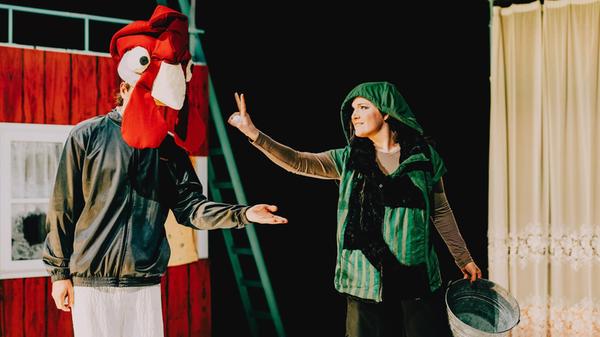 Das Theater Pfütze in Nürnberg bringt Samstag und Sonntag das Stück "Pettersson, Findus und der Hahn" auf die Bühne. Darin zieht Hahn Caruso auf dem Hof von Bauer Pettersson und Kater Findus ein. Die Zusammenarbeit mit dem Staatstheater Nürnberg läuft jeweils um 15 Uhr und eignet sich für Kinder ab 3 Jahren.