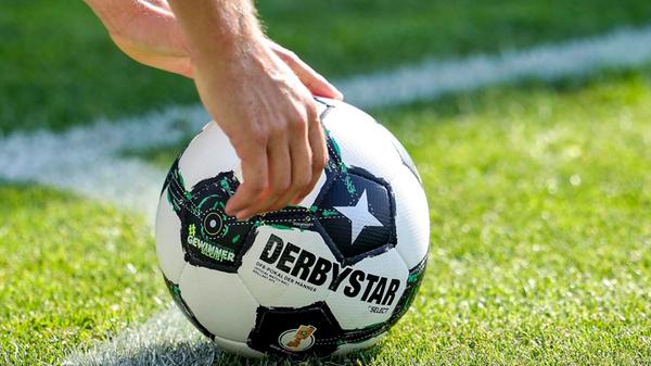 Zwei Hände greifen nach einem Ball der Marke Derby