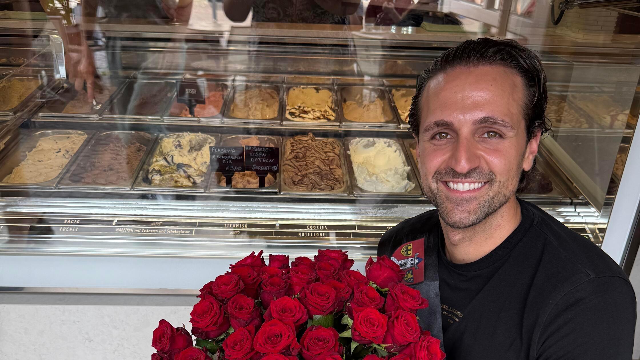 Ein Strauß voller Rosen, eine Kugel Eis und eine B