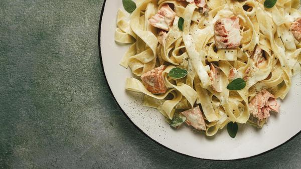 Tagliatelle, in Sahnesauce mit Lachs, hausgemacht,