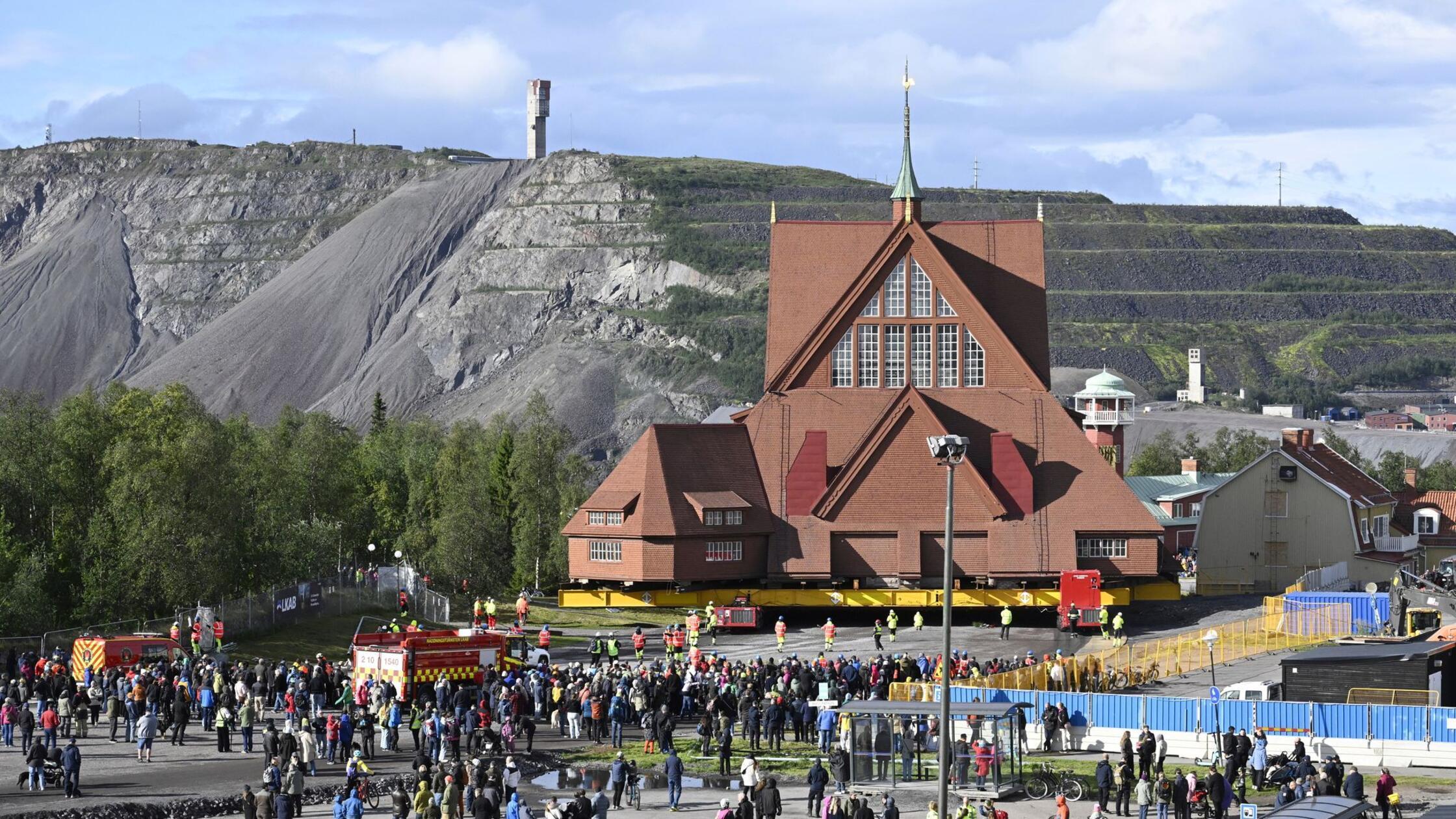 Kirche rollt durch die Stadt - Umzug wegen Erdrutschgefahr