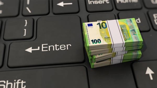 Euroscheine liegen auf PC Tastatur