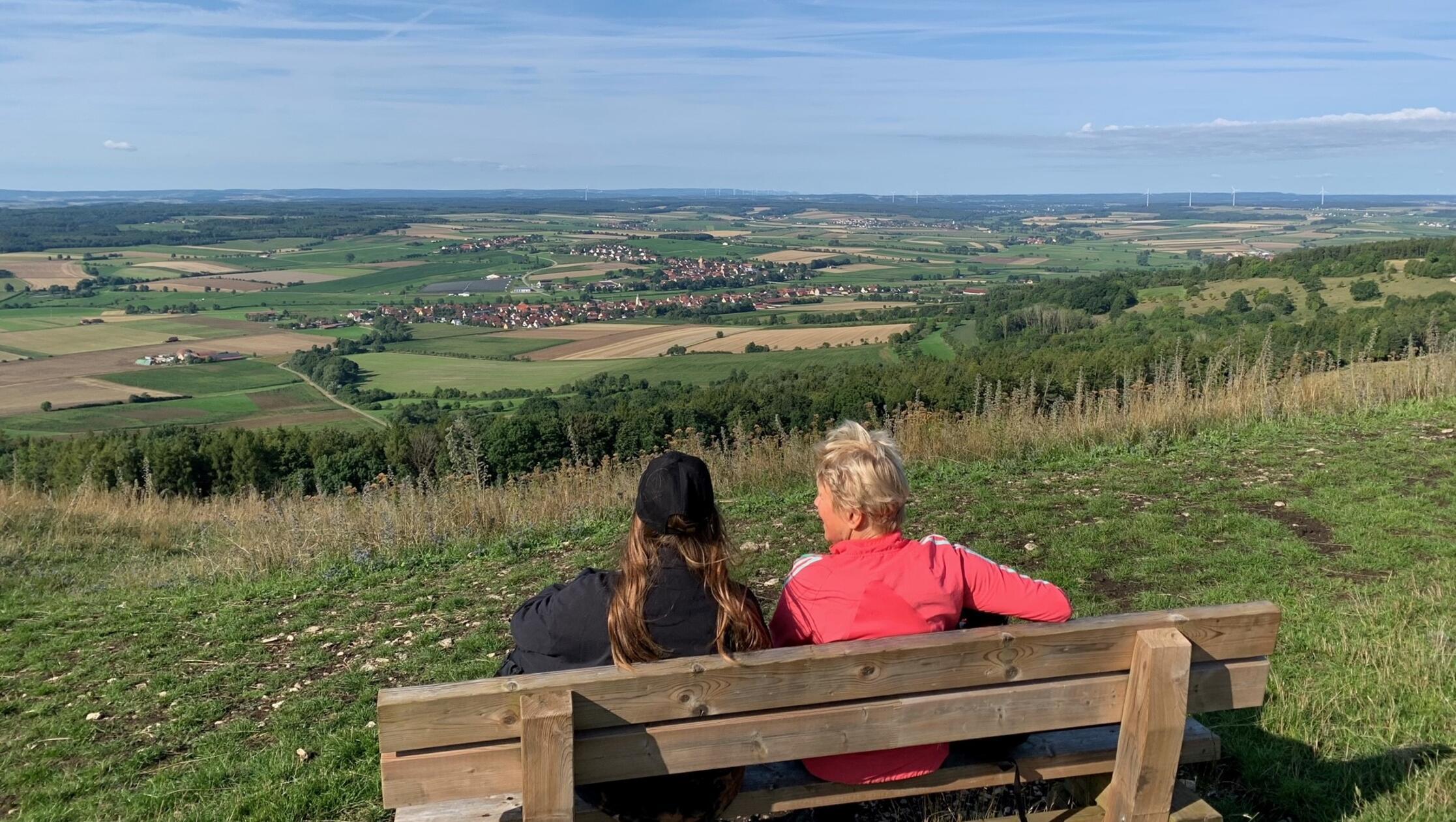 Im Gunzenhausener Umland gibt es etliche Wanderziele zu entdecken. Beliebte Touren führen beispielsweise zum Hesselberg, zum Gelben Berg oder zu verschiedenen Etappen des Altmühltal-Panoramawegs.