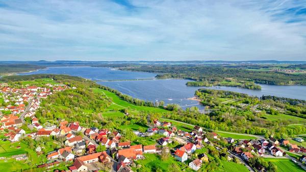 Sonne tanken, Baden, Stand-up-Paddling, Radfahren oder einfach die Aussicht genießen: Der Brombachsee bietet zahlreiche Freizeitaktivitäten. Im vergangenen Jahr wurde der See vom ADAC zu einem der 20 schönsten Badeseen Deutschlands gewählt.