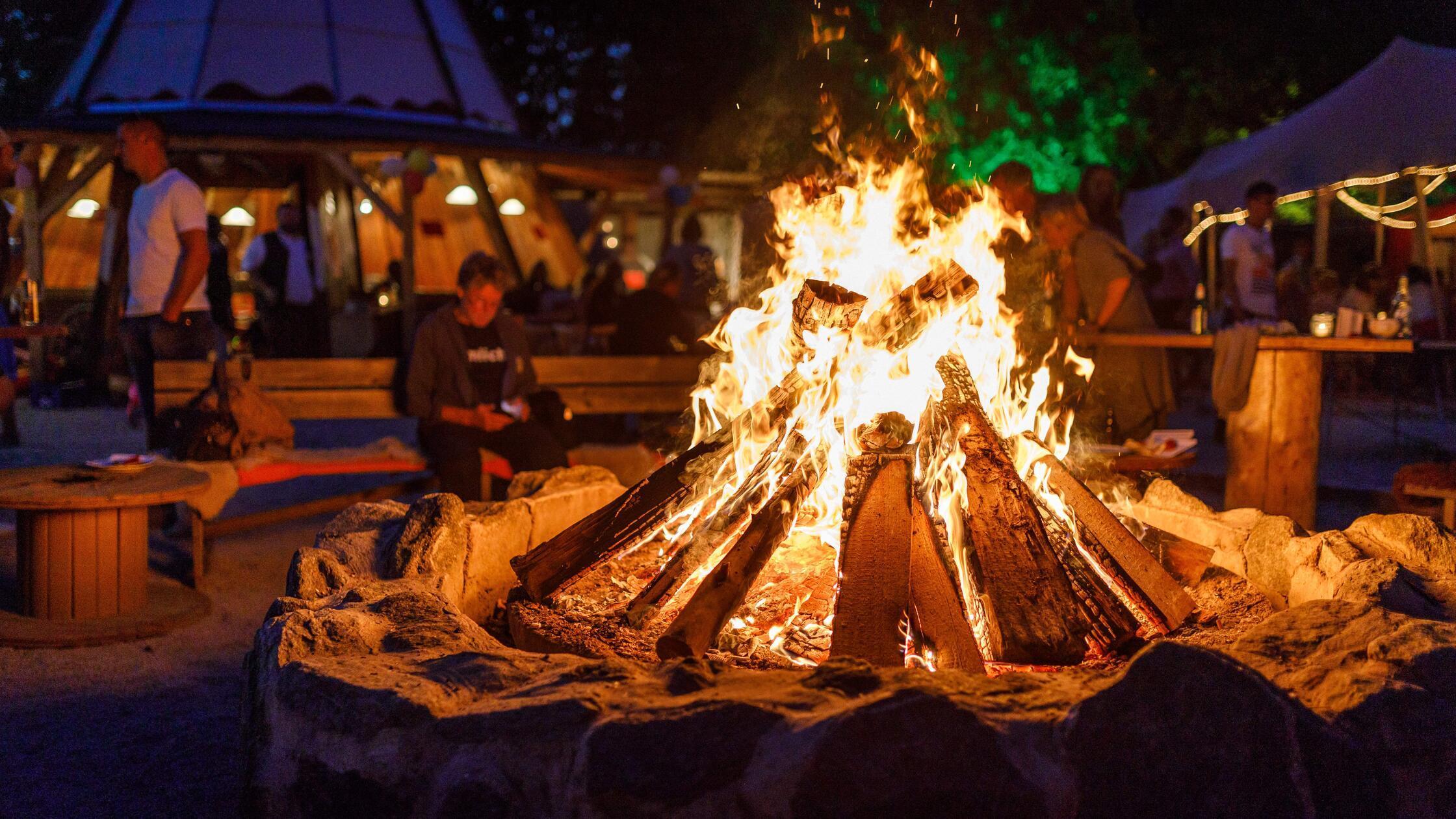Eine große Auswahl an Freizeitaktivitäten erwartet Gäste des San-Shine-Camps an der Nordseite des Kleinen Brombachsees. Hier können Besucher unter anderem Bogenschießen, in Holzzelten übernachten und vieles mehr.