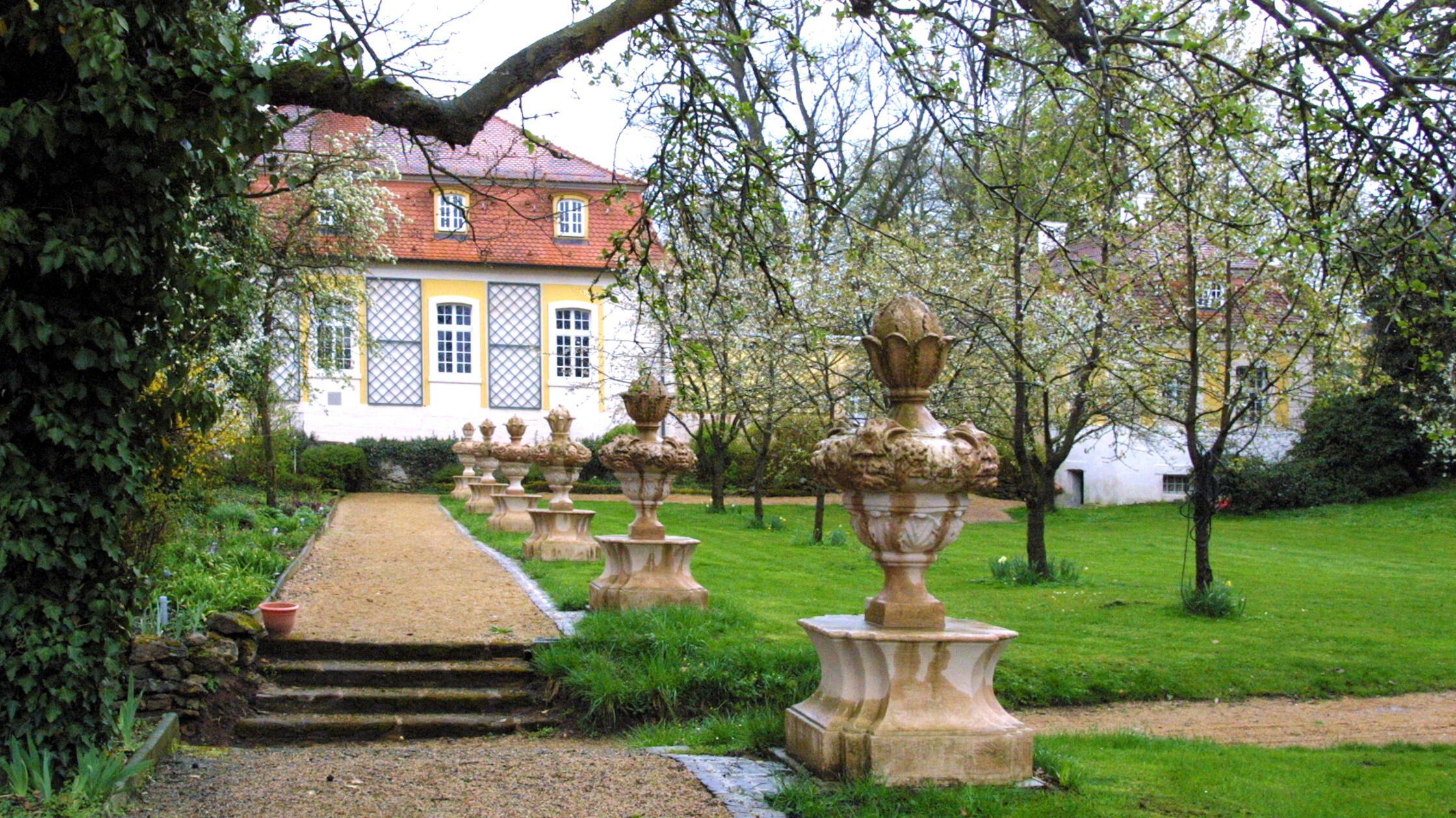 Das Schloss Dennenlohe bietet einen 26 Hektar großer Landschaftspark, der in Teilen sogar als botanischer Garten anerkannt ist.