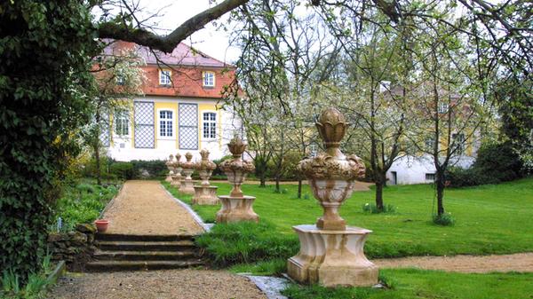 Das Schloss Dennenlohe bietet einen 26 Hektar großer Landschaftspark, der in Teilen sogar als botanischer Garten anerkannt ist.