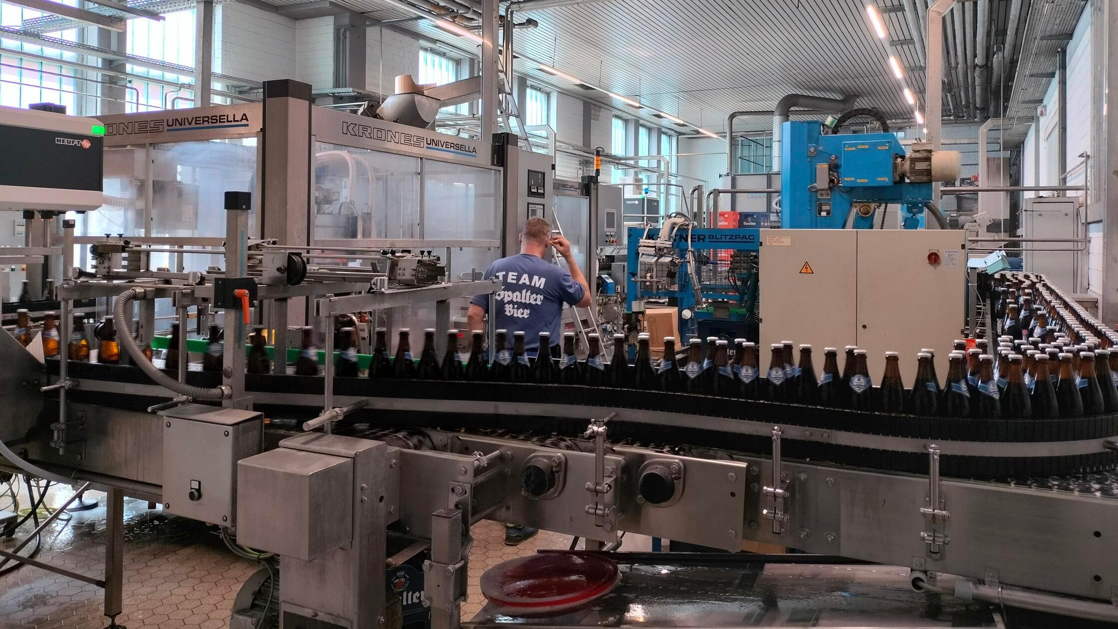 Die moderne Abfüllanlage klackert vor sich hin und befüllt automatisiert eine Bierflasche nach der anderen: Spannende Einblicke in die Welt des Bieres bietet die Stadtbrauerei Spalt. Samstags gibt es um 11 Uhr öffentliche Führungen - inklusive Bierprobe.