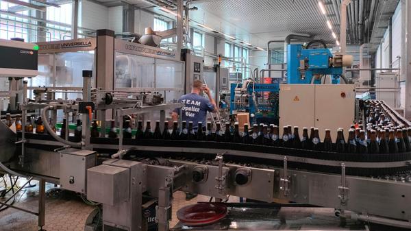 Die moderne Abfüllanlage klackert vor sich hin und befüllt automatisiert eine Bierflasche nach der anderen: Spannende Einblicke in die Welt des Bieres bietet die Stadtbrauerei Spalt. Samstags gibt es um 11 Uhr öffentliche Führungen - inklusive Bierprobe.