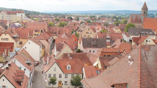 Ob zum Flanieren oder zum Kaffeetrinken: Die Gunzenhäuser Altstadt ist immer einen Besuch wert. Wer es im Schatten lieber hat, ist in nur wenigen Minuten an der renaturierten Altmühl und kann dort die Idylle an der Promenade genießen.