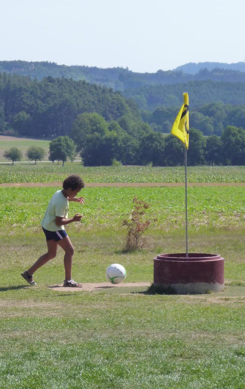 Zwei Sportarten, die unterschiedlicher kaum sein könnten: Fußball und Golf. Die Soccergolf-Anlage Pleinfeld zeigt auf 18 Kunstrasen-Bahnen, wie gut beides doch zusammenpasst.