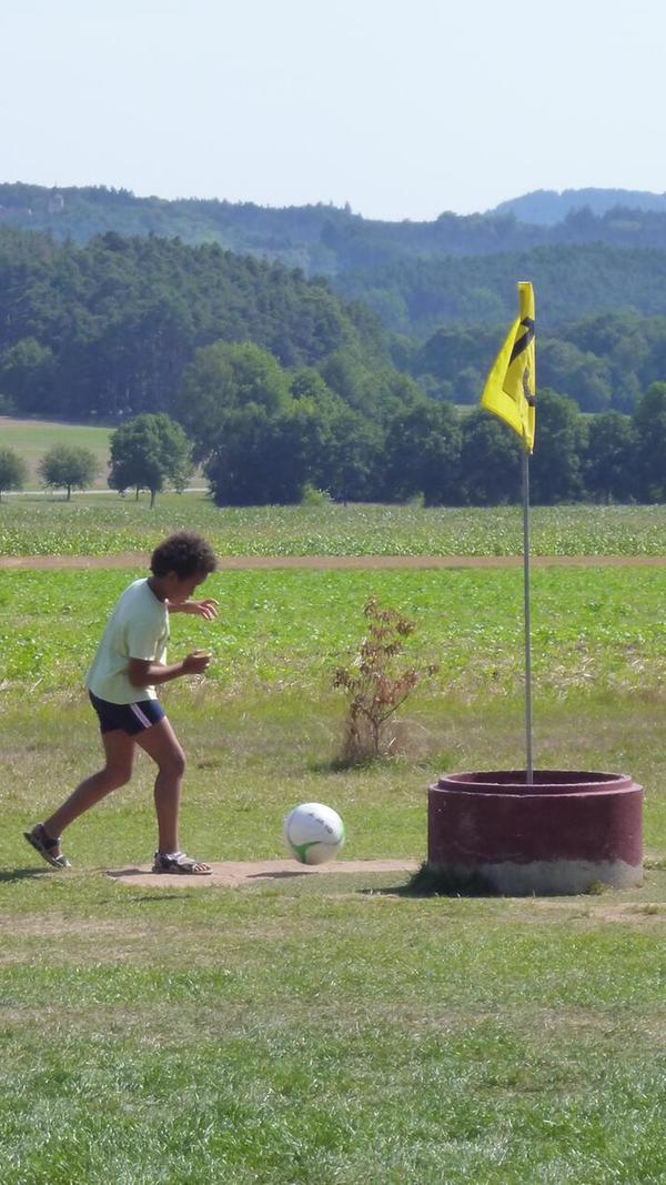 Zwei Sportarten, die unterschiedlicher kaum sein könnten: Fußball und Golf. Die Soccergolf-Anlage Pleinfeld zeigt auf 18 Kunstrasen-Bahnen, wie gut beides doch zusammenpasst.