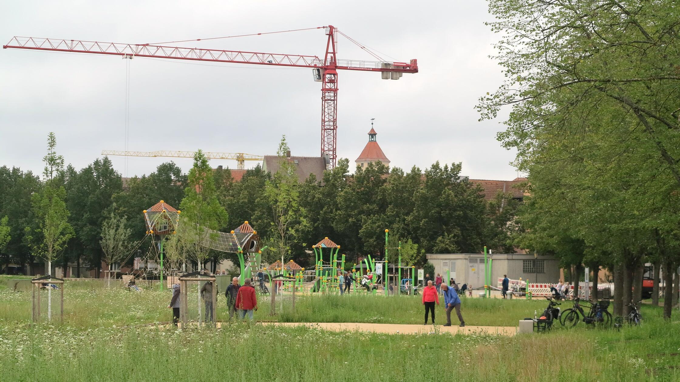 An der Gunzenhäuser Promenade wartet unter anderem der neue "Platz für Alle", der Kleinkinder, Kinder und Teenager zum Spielen, Klettern, Schaukeln und mehr einlädt.
