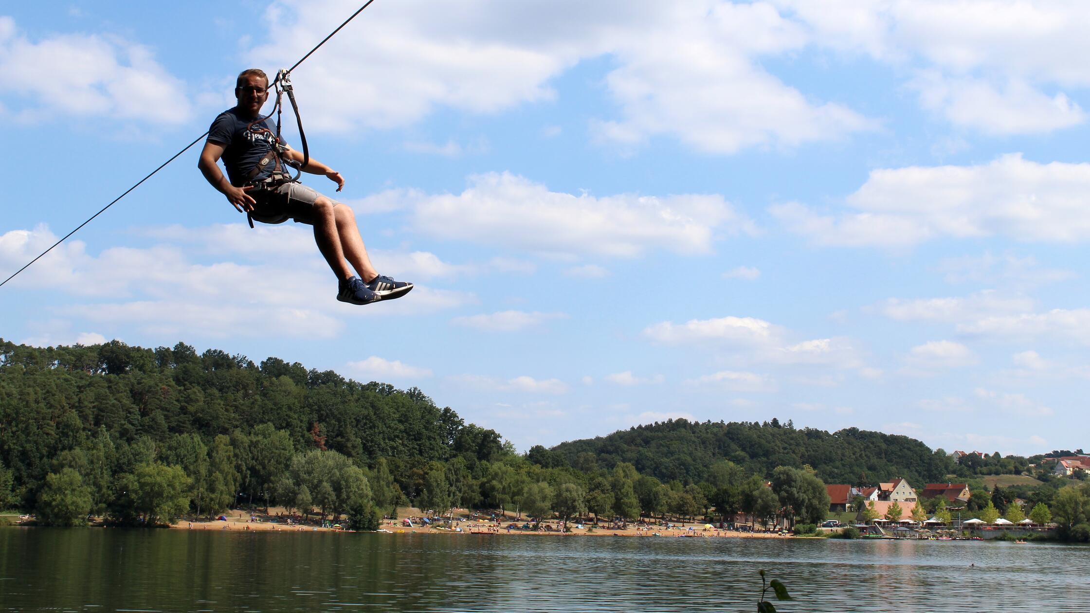 Adrenalinrausch garantiert: Im Abenteuerwald Enderndorf führt eine 580 Meter lange und bis zu 36 Meter hohe Zipline quer über den Igelsbachsee. Bis zu 60 Kilometer pro Stunde können hier erreicht werden.