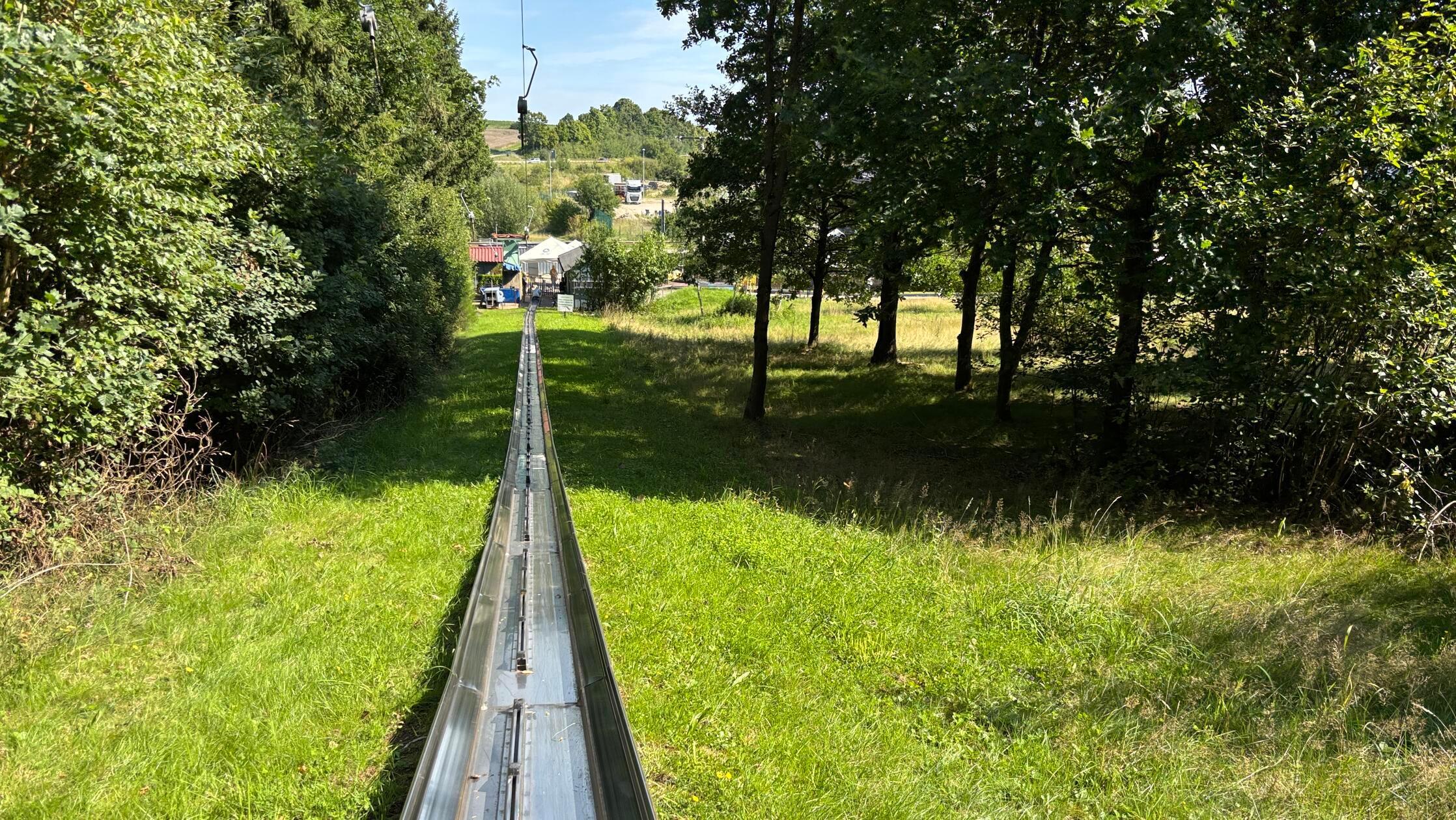 Ein weiterer Tipp für Adrenalin-Fans: Die Sommerrodelbahn Pleinfeld bietet zwei Bahnen, jeweils 500 Meter lang.