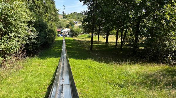 Ein weiterer Tipp für Adrenalin-Fans: Die Sommerrodelbahn Pleinfeld bietet zwei Bahnen, jeweils 500 Meter lang.