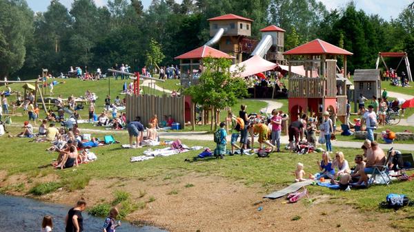 Bei sommerlichen Temperaturen herrscht Hochbetrieb auf dem Abenteuerspielplatz im Seezentrum Wald am Altmühlsee. Unter dem Motto "Römer und Alemannen" gibt es hier Spielgeräte für Jung und Alt.