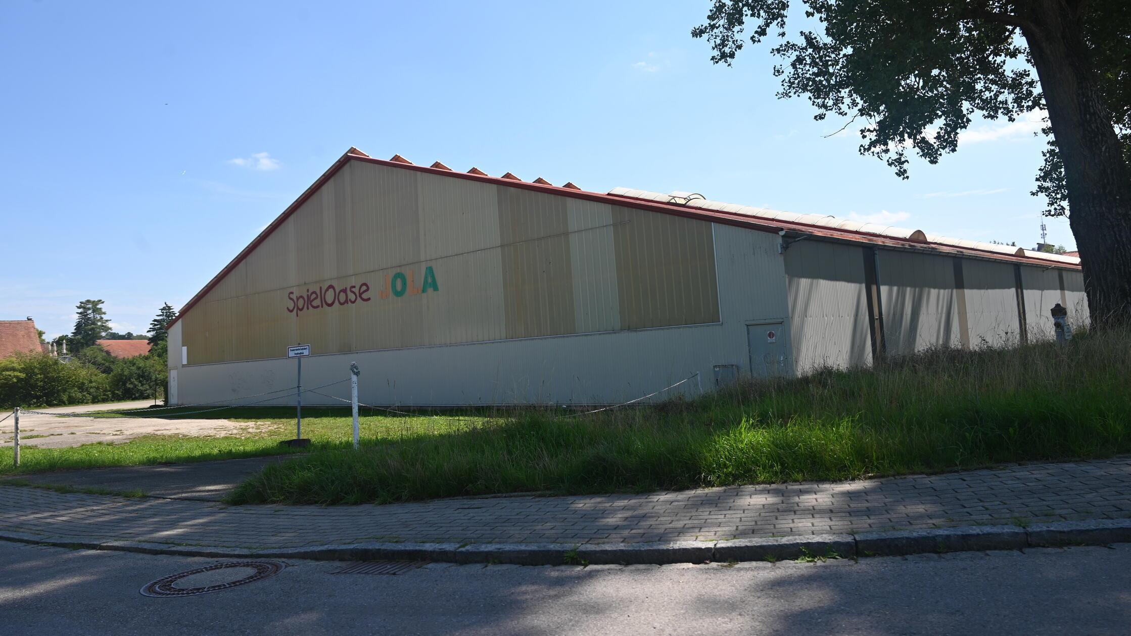 Die Spieloase Jola in Gunzenhausen ist ein großer Indoor-Spielplatz mit vielen Angeboten von Trampolinspringen bis Autoscooter und Kartfahren für Kinder.