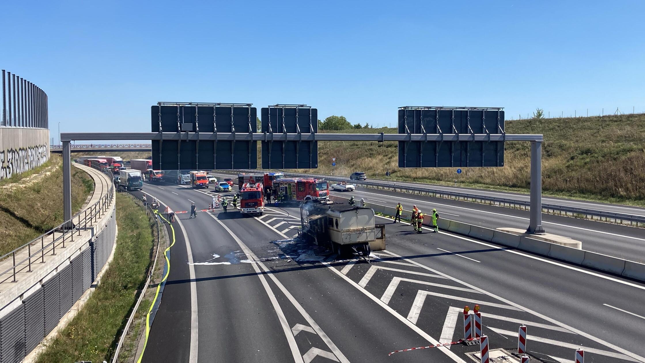 A3 in Bayern in beiden Richtungen komplett gesperrt - mit Heizöl beladener Lkw brennt