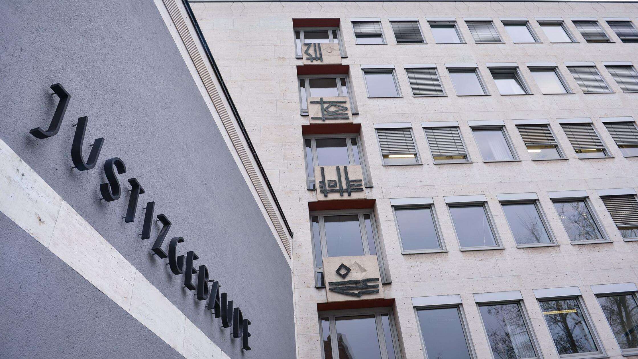 V Nemčiji moške zvabili v spolno past preko spleta in jih izsiljevali, storilci obsojeni na zaporne kazni