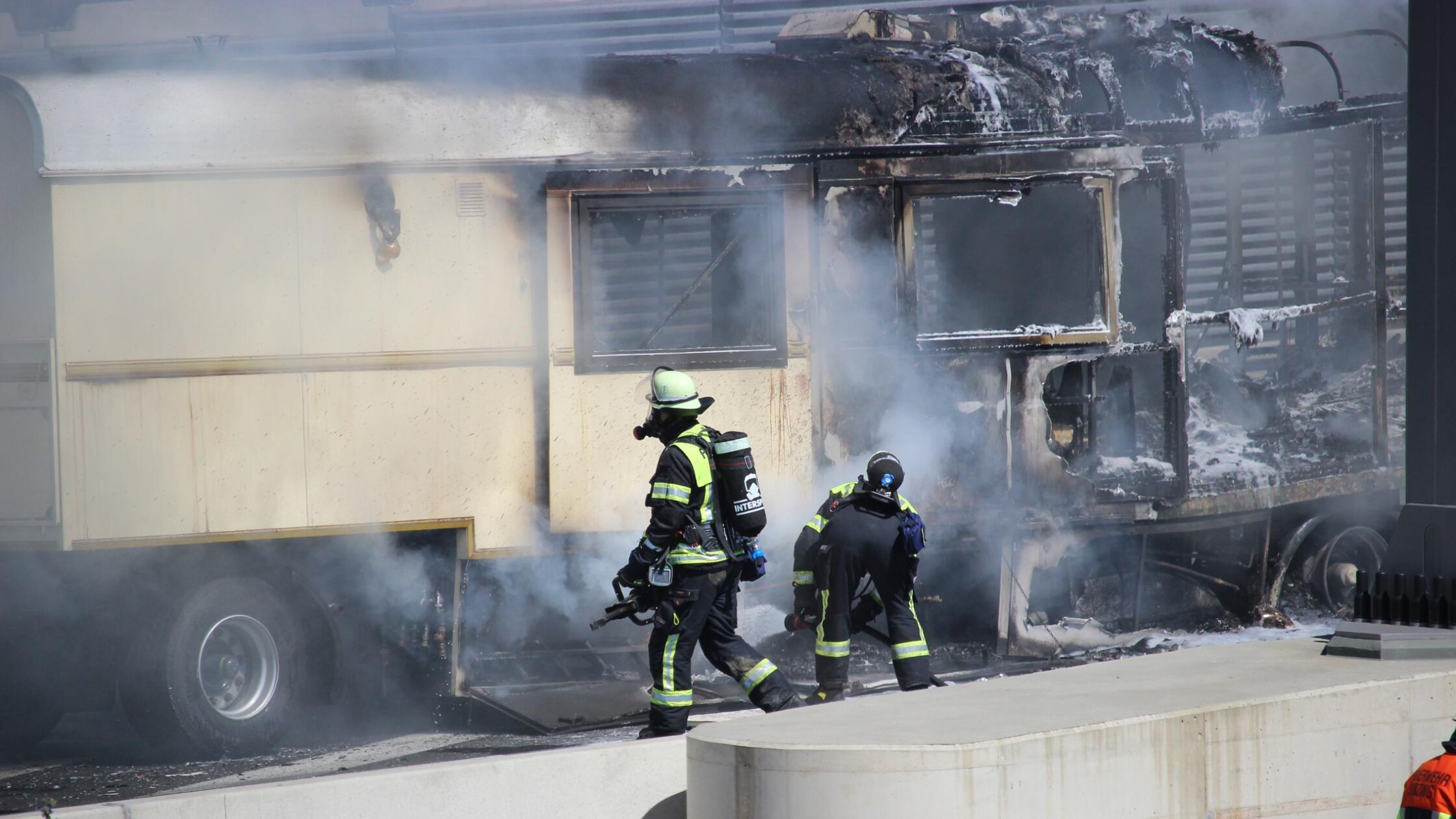 Aufgrund eines in Brand geratenen Fahrzeugs musste