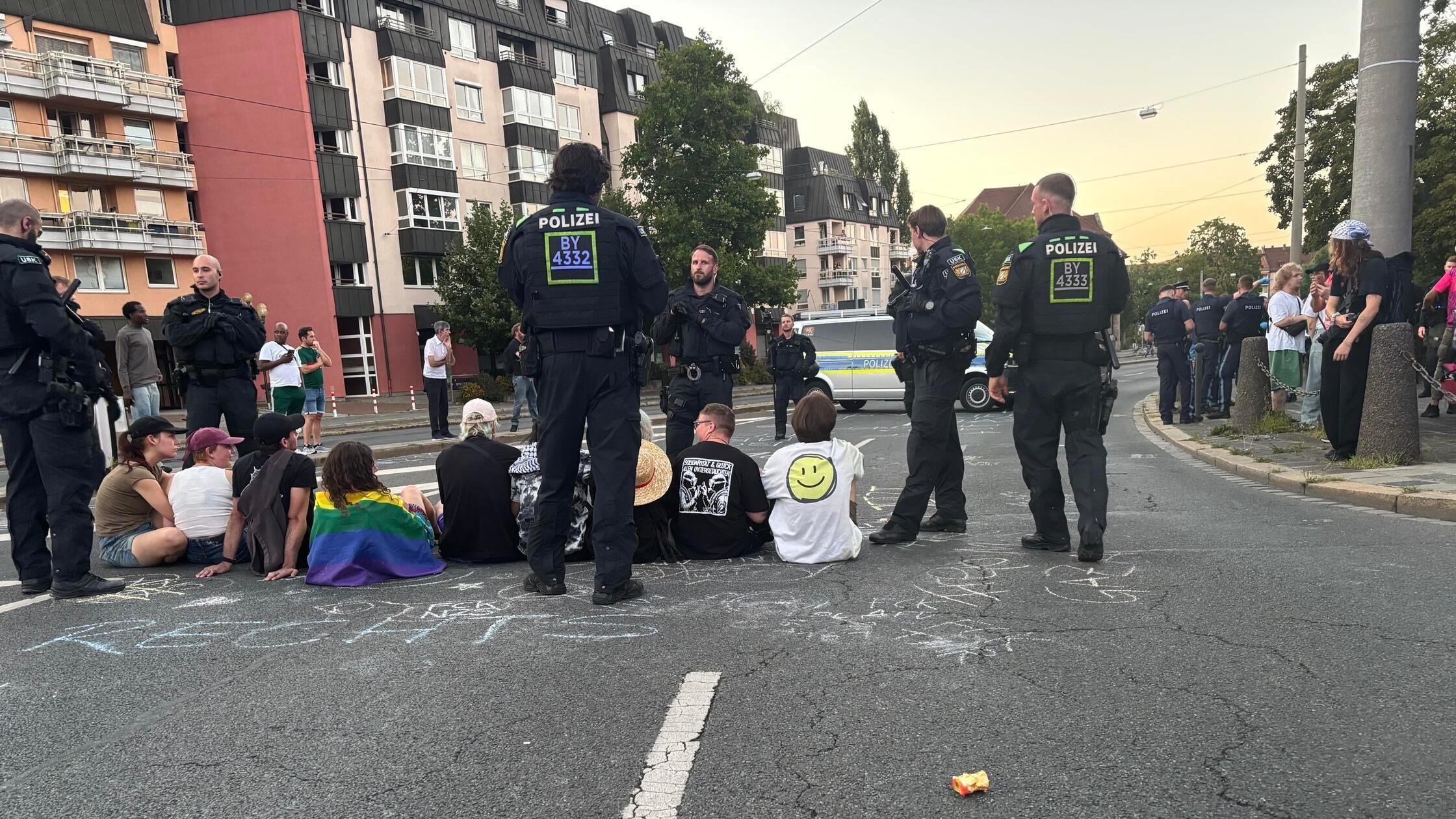 Protest gegen Montagsdemo und Polizeieinsatz