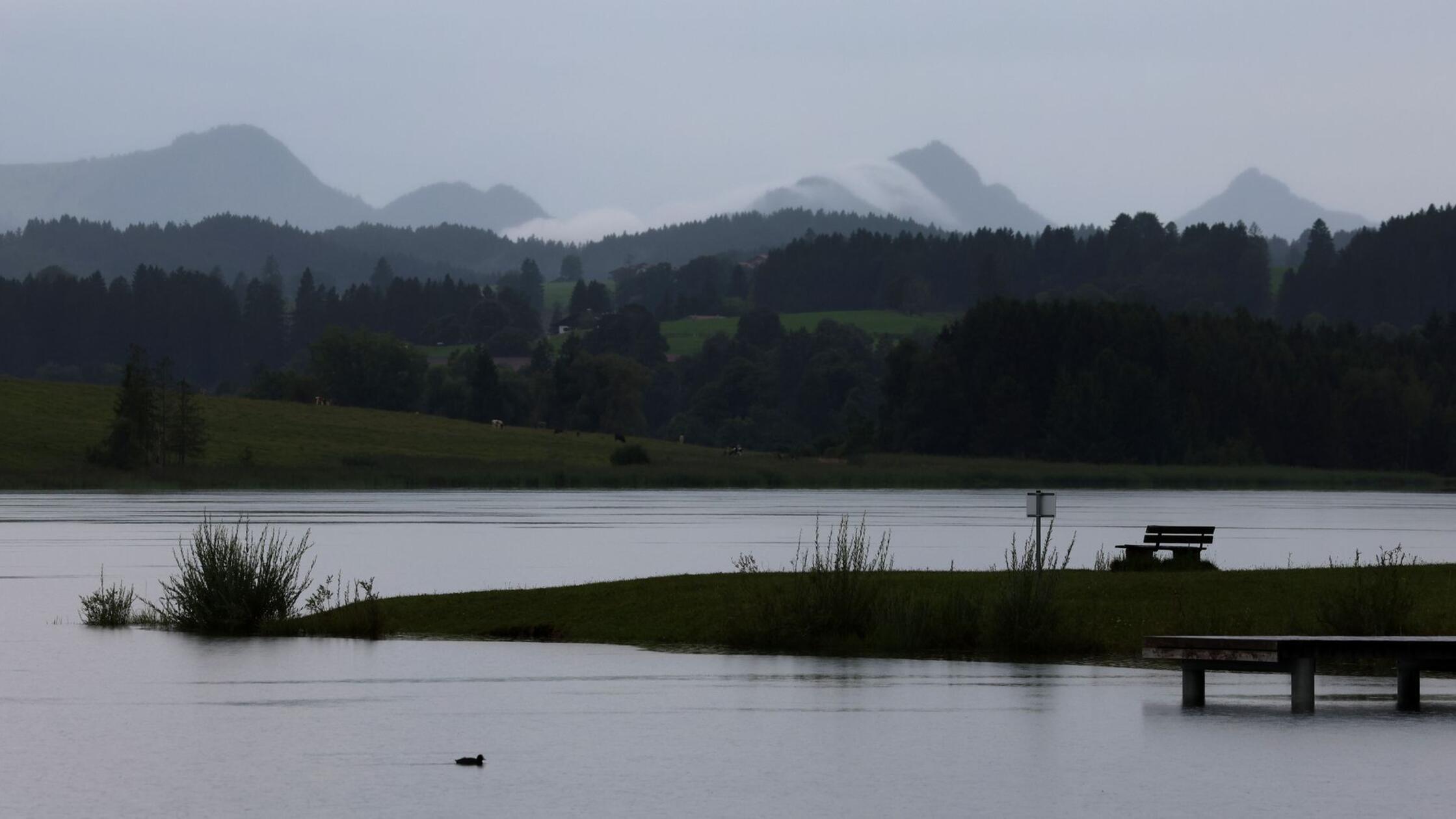 Regen und Gewitter im Süden Bayerns - teils Starkregen