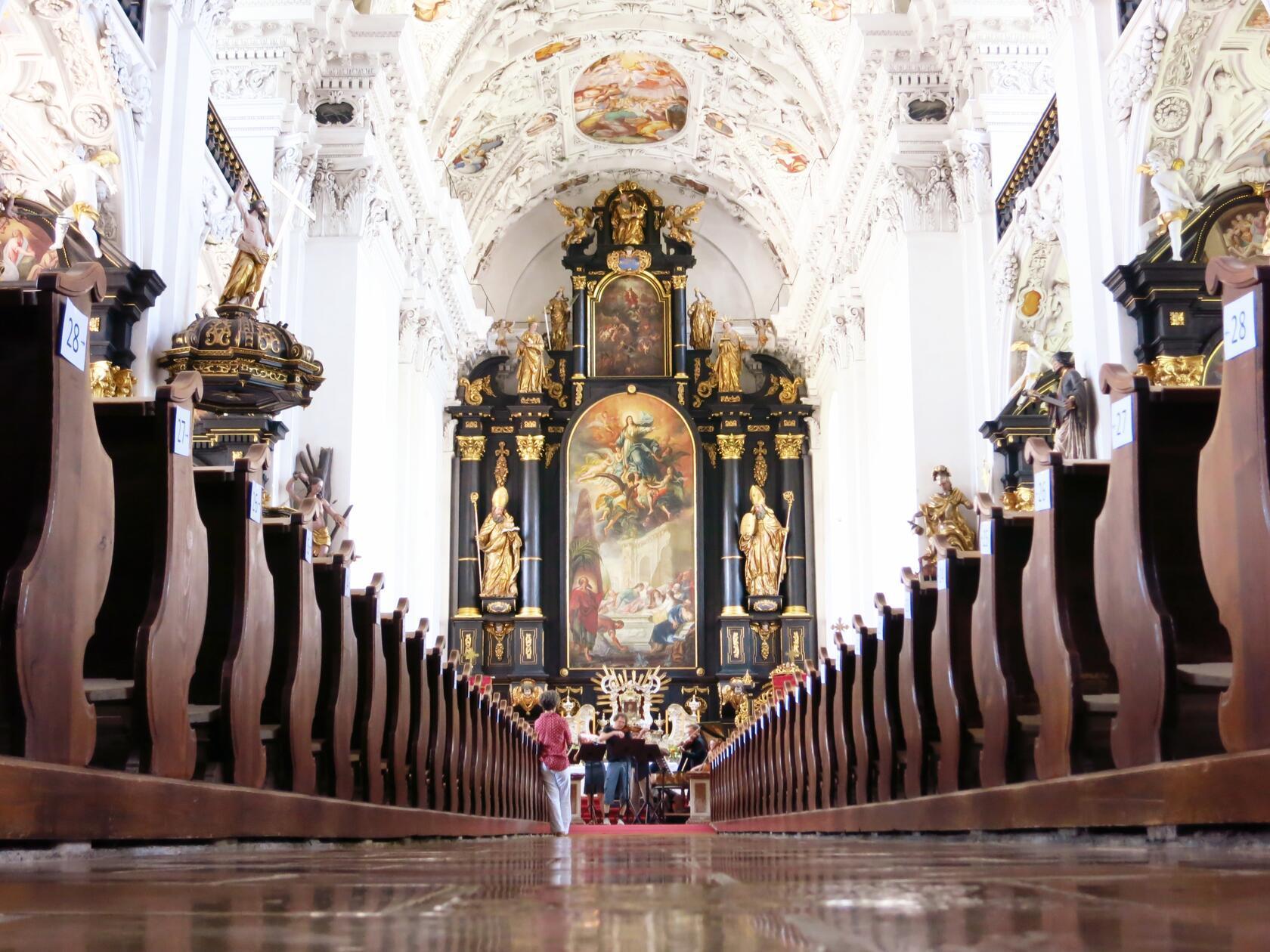 Prächtiger Barock: Die Stiftskirche bei Waldhausen ist auch Ort für Konzerte - hier bei den Proben.