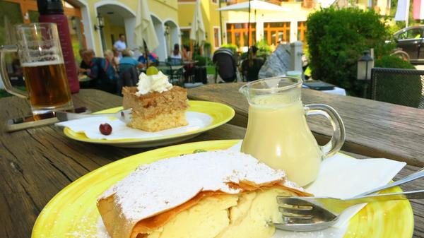 Die Wanderer kommen an der Aumühle vorbei und essen einen Topfenstrudel und eine Haselnuss-Schnitte.