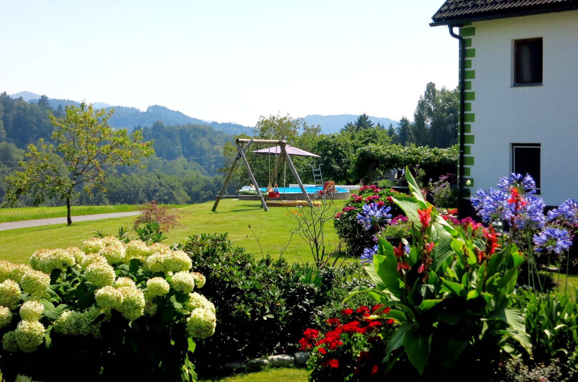 Die Landschaft ist so geschleckt wie die Höfe auf den Hügeln, und immer blühen Blumen.