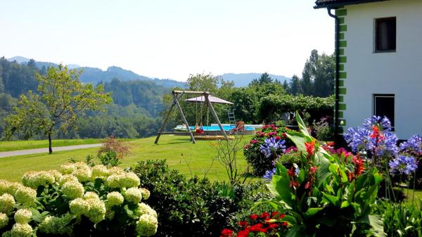 Die Landschaft ist so geschleckt wie die Höfe auf den Hügeln, und immer blühen Blumen.