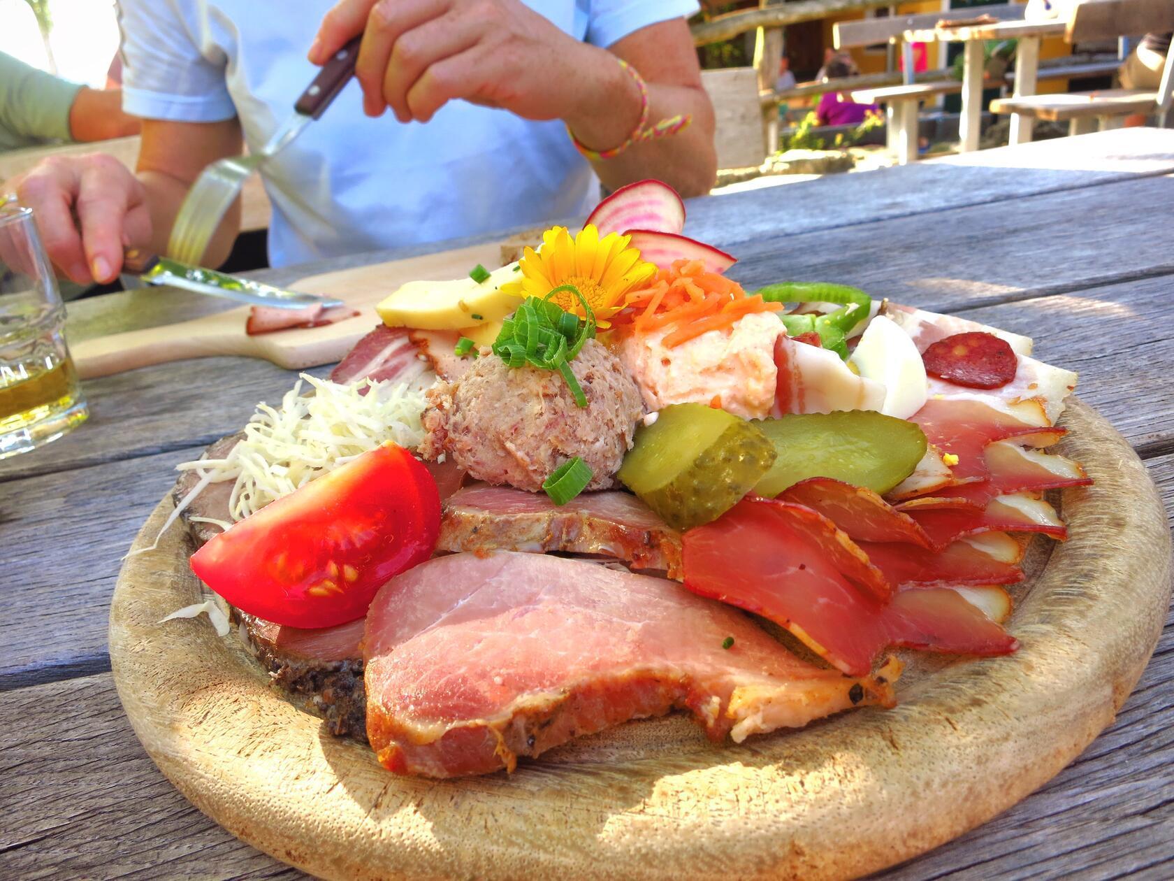 Die Jause auf der Speckalm.