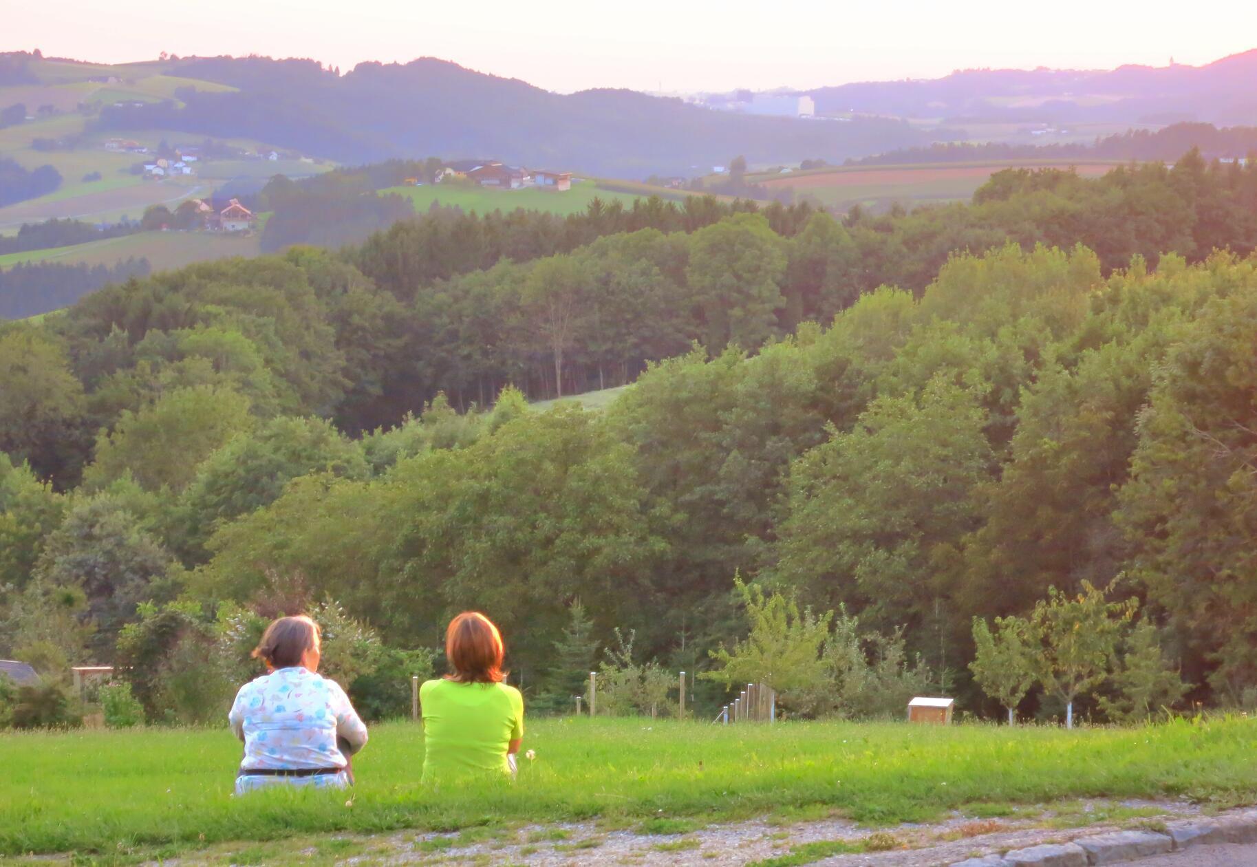 Abendstimmung vorm Curhaus Bad Kreuzen mit Blick in die typische Landschaft.