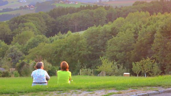 Abendstimmung vorm Curhaus Bad Kreuzen mit Blick in die typische Landschaft.