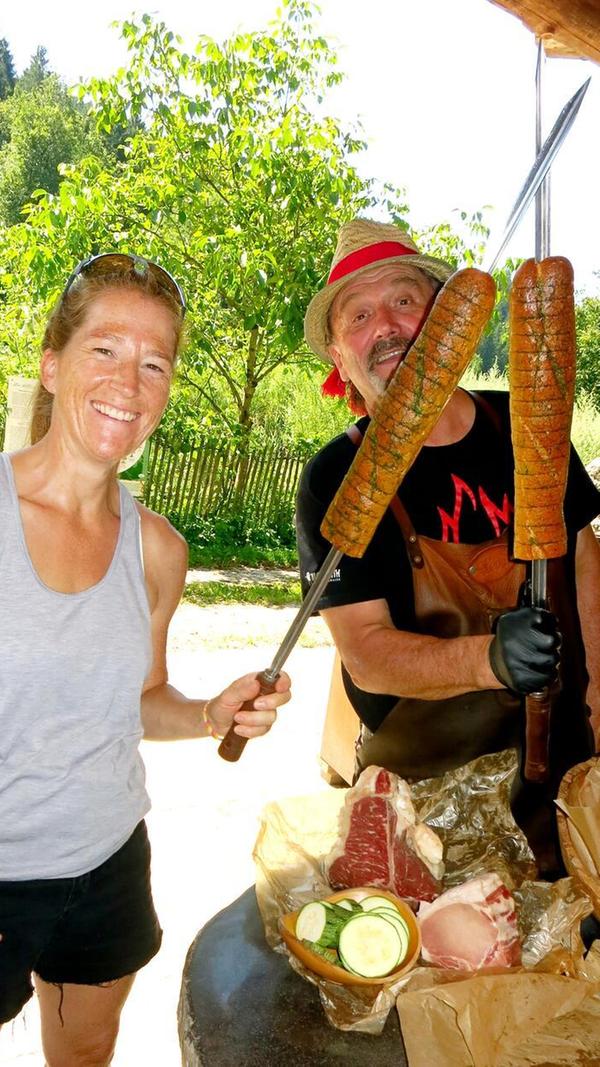 Leo Gradl wartet hier schon mit Brot am Spieß und saftigen Steaks vom Biometzger.