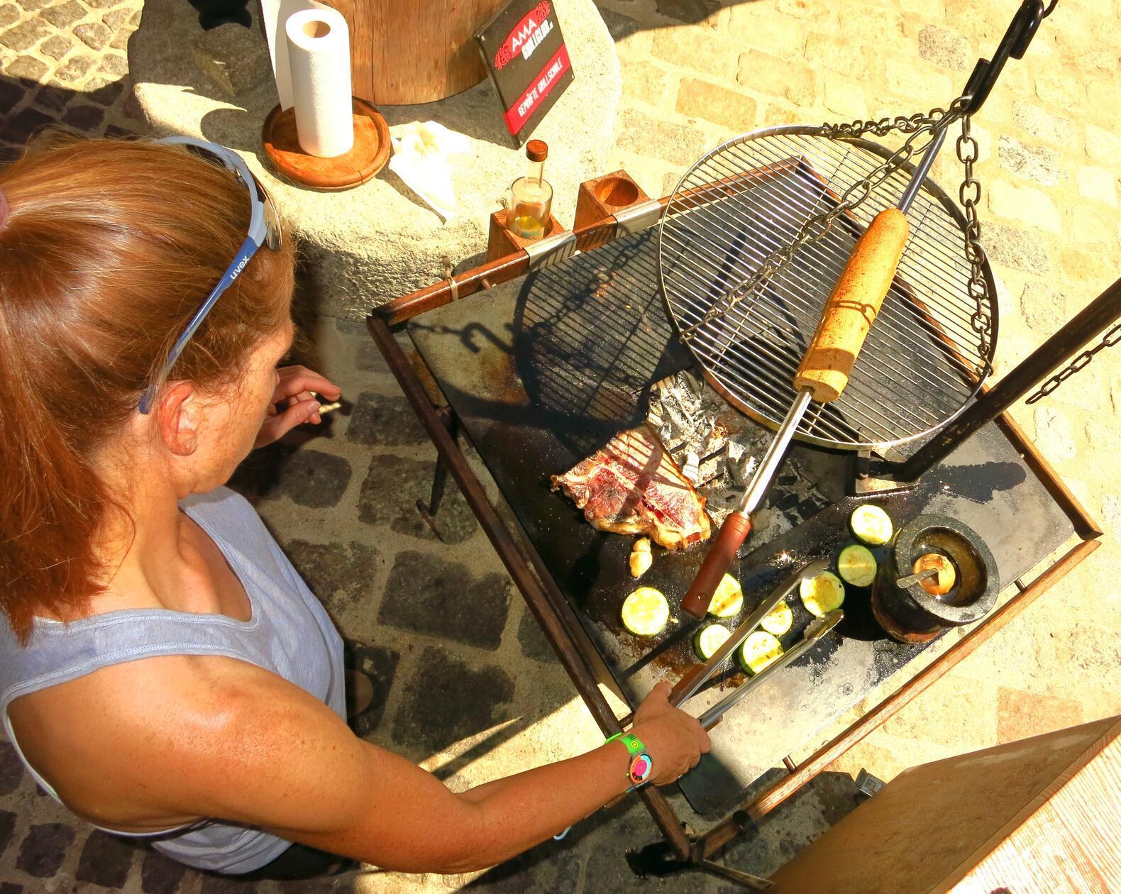 Unter seiner Anleitung lernen wir, das perfekte Steak zu grillen.