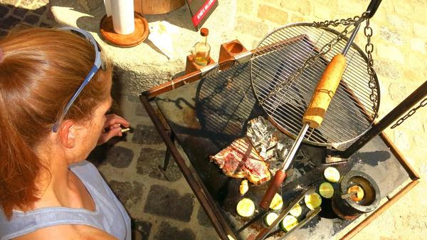 Unter seiner Anleitung lernen wir, das perfekte Steak zu grillen.