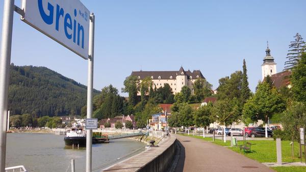 Das Städtchen Grein an der Donau - hier legen auch Kreuzfahrtschiffe an.